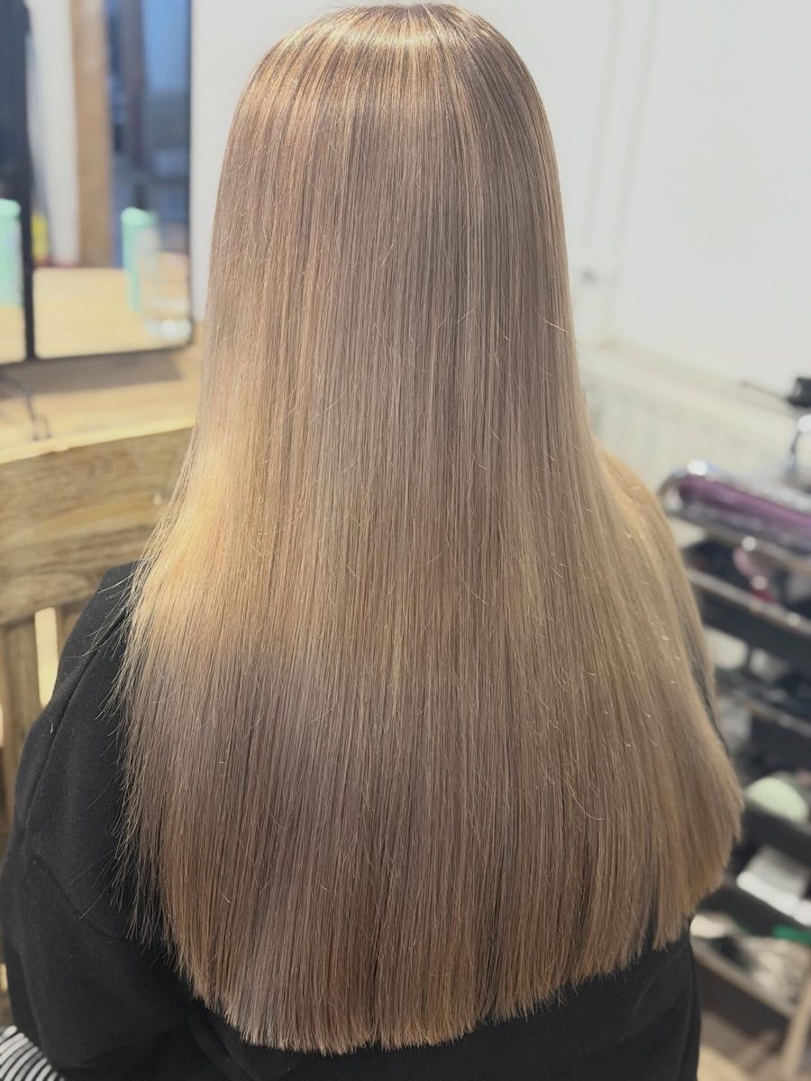 Natürliches Blond, glatt gestylt